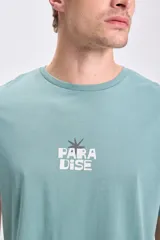 Remera verde de manga corta con corte oversize y estampa de un mono y la palabra 'Paradise' en la espalda.