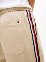 Bermuda de algodón color beige, corte amplio, con cintura elástica ajustable con cordón y bolsillos laterales.