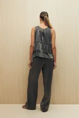Pantalón de vestir plateado de tela liviana con brillo metalizado y corte suelto.