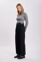 Pantalón jean ancho color negro, de corte recto y tiro alto.