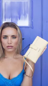 Billetera de mujer color beige, con presilla con broche, correa de mano, tarjeteros internos, monedero con cierre y bolsillo para billetes.