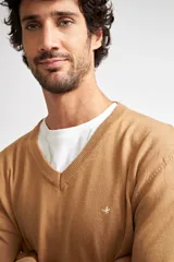 Sweater color beige de tejido de punto con escote en V, fit regular, manga larga y logo bordado en el pecho.