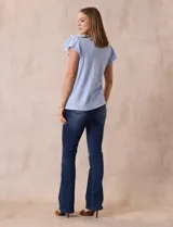 Blusa blanca de tejido pointelle con escote en V y aplique de puntilla en el cuello y mangas cortas con volados.
