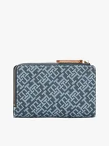 Billetera plegable Tommy Hilfiger con estampado integral, múltiples ranuras para tarjetas, compartimento para billetes, bolsillo exterior con cremallera y logo TH en la parte delantera.