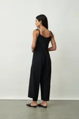 Mono largo de tirantes finos con estampado abstracto en tonos negro, marrón y blanco.