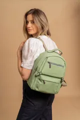 Mochila color marrón de símil cuero con un compartimento principal amplio, bolsillo al frente con cierre, correas ajustables y asa.