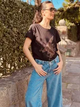 Remera negra de algodón con spandex, con estampado de rayo en gamuza.