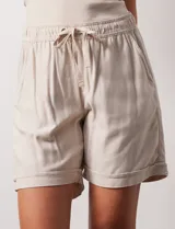 Short color beige de lino y rayón, con pretina elastizada, lazo de ajuste y bolsillos delanteros.