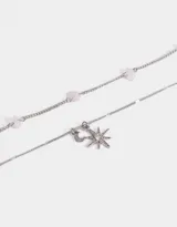 Cadena doble plateada con dije de estrella y cuentas de cuarzo rosa.