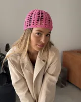 Gorro tipo casquete tejido a crochet en hilo de algodón color rosado, con diseño calado.