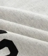 Musculosa negra de algodón con corte recto y hombros ligeramente ampliados (boxy fit). Presenta estampado frontal en blanco con el texto "URBAN SCENE TRENDS", "NEW YORK" y "Manhattan 1974".