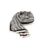 Pashmina rectangular color marrón con diseño de líneas en zigzag grises y negras.