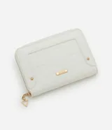 Billetera grande de cuero sintético blanco con diseño acolchado en forma de rombos. Tiene cierre de cremallera, detalle de logo metálico dorado y dije colgante triangular.