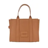 Bolso tote grande de cuero color verde oliva con asas de mano y logo "THE TOTE BAG MARC JACOBS" estampado en dorado.