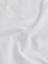 Remera blanca de algodón con corte slim y logo 'ck' bordado en el pecho.