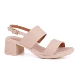 Sandalias de cuero color beige, con dos tiras horizontales y cierre con hebilla en el tobillo.