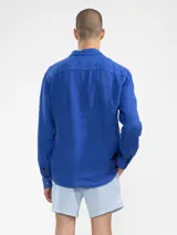 Short de baño para hombre con estampado de rayas verticales celestes y blancas. Cuenta con cintura elástica con cordón ajustable, bolsillos laterales y un bolsillo trasero. Confeccionado en tejido liviano de secado rápido.