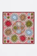 Pañuelo cuadrado con estampado de soles de colores sobre fondo a rayas rojas y blancas.