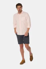 Bermuda color beige con cintura elastizada, bolsillos laterales y traseros.