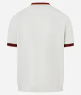 Remera regular de algodón blanca con cuello redondo y mangas cortas con ribete rojo.