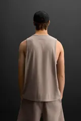Musculosa deportiva negra de algodón, corte regular fit, cuello redondo amplio y sisa ancha.