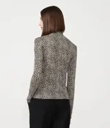 Blusa de manga larga ajustada al cuerpo con cuello alto y estampado de leopardo en tonos beige y negro.