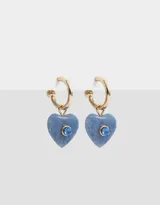 Aros argolla dorados con dije de corazón celeste con cristal azul.
