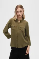 Camisa de viscosa con estampado floral en tonos azul, beige y blanco. Tiene cuello mao, mangas largas y bolsillos en el pecho.