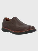 Zapato slip on de cuero marrón, con elásticos laterales y suela de goma EVA.