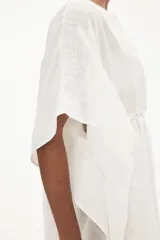 Túnica playera blanca de manga corta con escote en V y cordones ajustables en la cintura.