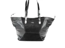 Bolso grande negro con paneles de gamuza natural suave al centro y 100 % cuero en los laterales. Presenta dos asas de mano con detalles estampados.