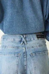Pantalón de jean celeste de corte amplio y largo hasta por debajo de los tobillos, con efecto desgastado.