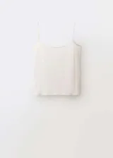 Top blanco de seda con tirantes finos y cuello redondo.