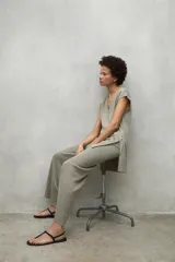 Chaleco gris de lino con cuello en V y corte holgado.