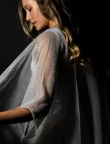 Kimono gris de gasa plisada con detalles de lurex.