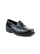 Zapato mocasín negro de cuero liso, con detalle de antifaz y costuras en la capellada.
