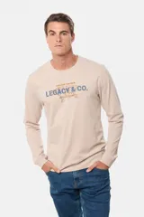 Remera de manga larga color beige con estampa central de un mapa y texto.