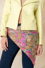 Pañuelo de seda estampada con motivos de arabescos y diseño multicolor.