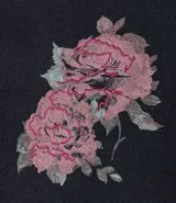 Remera negra de algodón con cuello redondo y manga corta. Presenta un estampado de dos rosas rojas en el pecho. Corte regular.