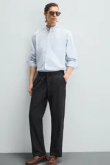 Pantalón azul marino de corte recto, con cintura elástica ajustable con cordón, bolsillos laterales y traseros.