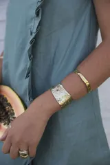 Brazalete ancho de bronce macizo con textura irregular.