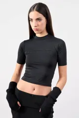 Remera corta negra con cuello alto y mangas cortas.