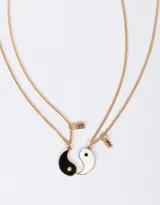 Set de dos collares dorados con dijes de yin yang esmaltados en blanco y negro, con detalle de strass y dije con la inscripción "BFF".