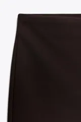 Pantalón blanco de tiro alto con corte acampanado.