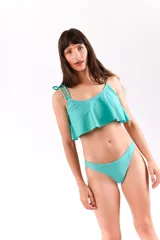 Bikini de lycra verde con volados en el top, diseño con tirantes delgados y corte vedetina.