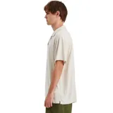Camisa de manga corta en color beige, con botones frontales y corte relajado.