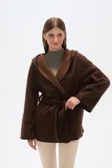 Chaqueta marrón con textura, doble botonadura, cuello en V, cinturón y capucha.