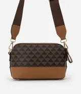 Cartera transversal pequeña color marrón con estampa triangular en tonos marrón y negro, cierre por cremallera, asa larga desmontable y herrajes dorados.