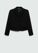Blazer corto negro con cuello de solapa de pico, cierre frontal con botones y bolsillos de parche.