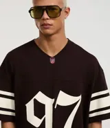 Remera deportiva azul con cuello en V, mangas cortas y estampado de fútbol americano con el número 97 en blanco y rayas blancas en las mangas.